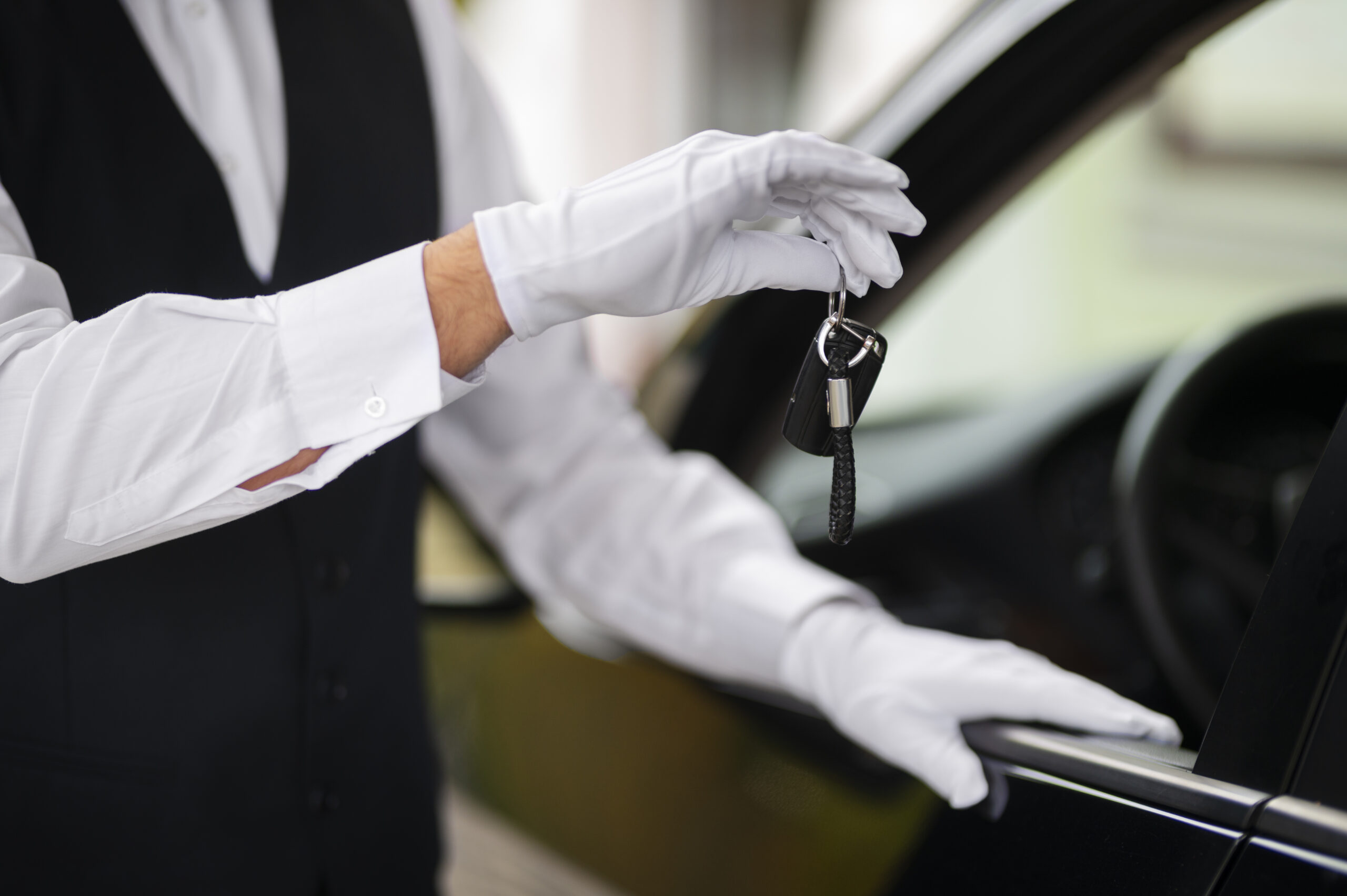 parking-valet-holding-vehicle-keys